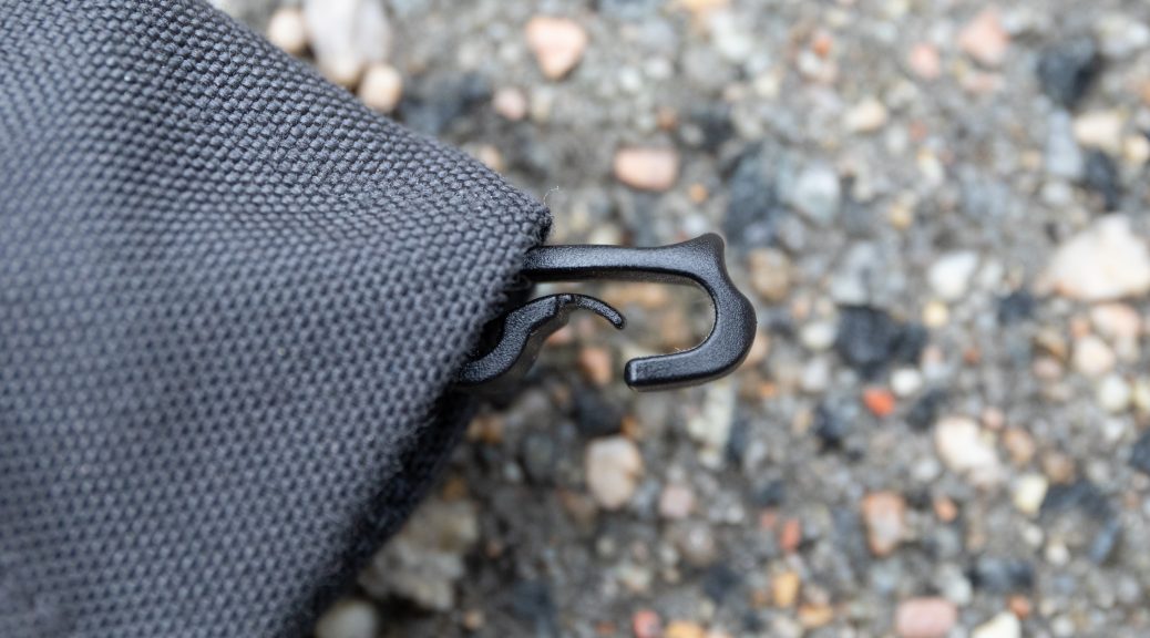I bunnen av hvert bukseben finner du en krok som kan festes til skolissen.