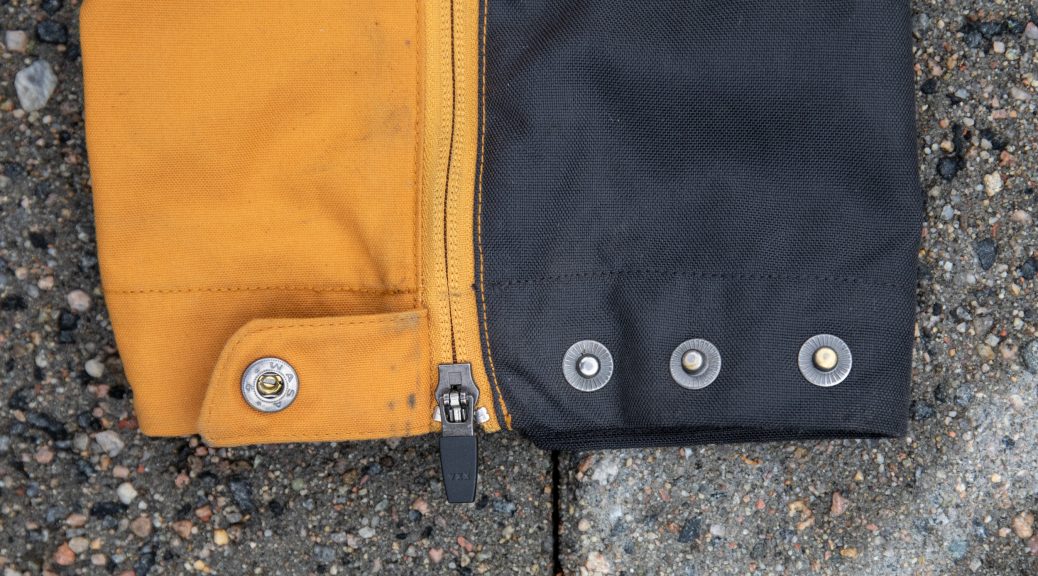 Mange knapper i bunnen av buksebeienet gjør at du kan justere buksene til mange typer sko.